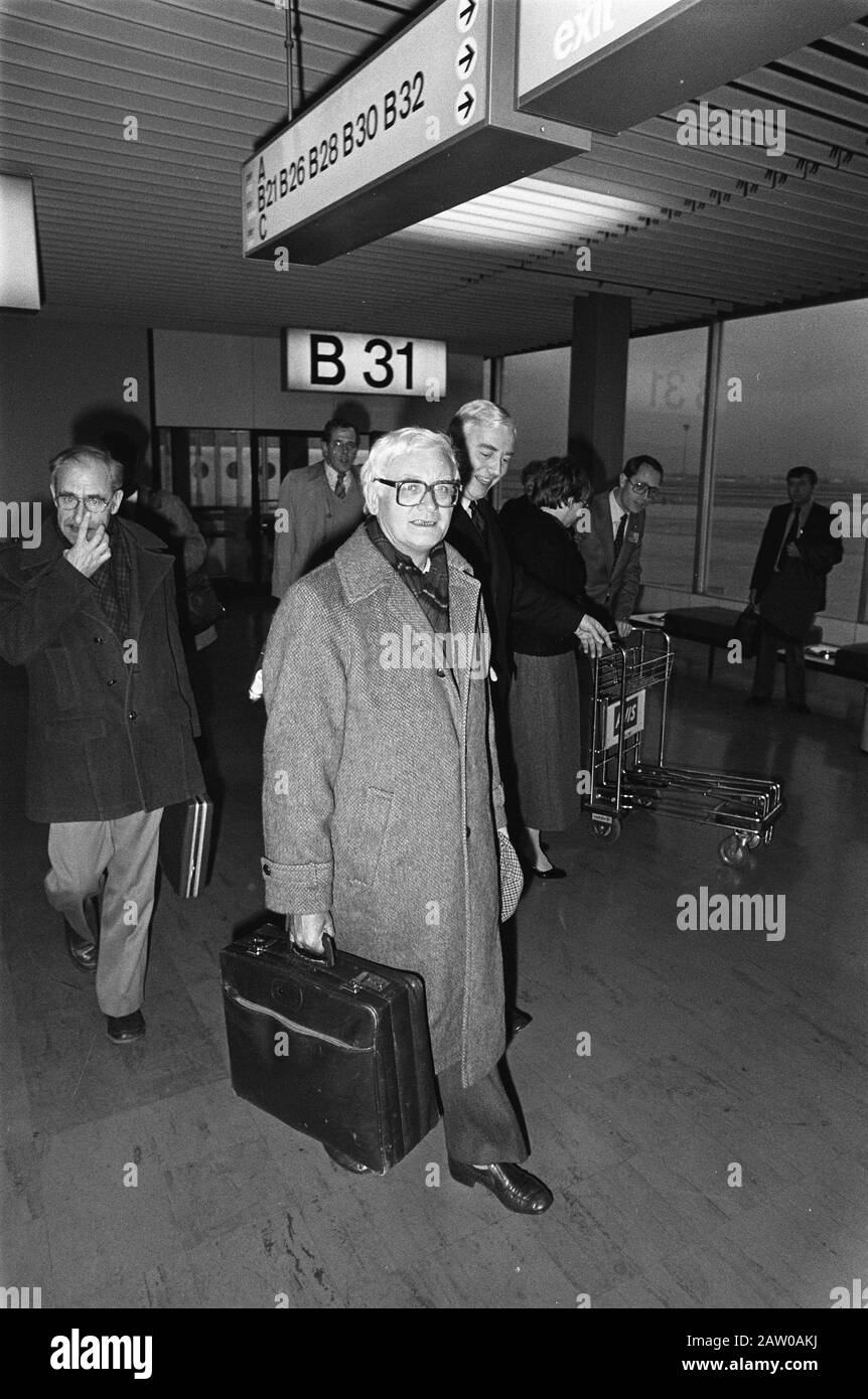 Arrival Professor Schillebeeckx at Schiphol Airport in Rome. Date: December 16, 1979 Location: North-Holland, Schiphol Keywords: arrival and departure, professors, priests, airports Person Name: Schillebeeckx, Edward Stock Photo
