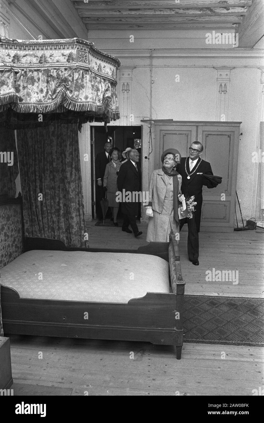 Queen Juliana visits municipalities Rhoon, Poortugaal and Maassluis (Zuid Holland) Date: September 24, 1971 Location: South Holland Keywords: mayors, canopy beds, queens Person Name: Juliana (queen Netherlands) Stock Photo