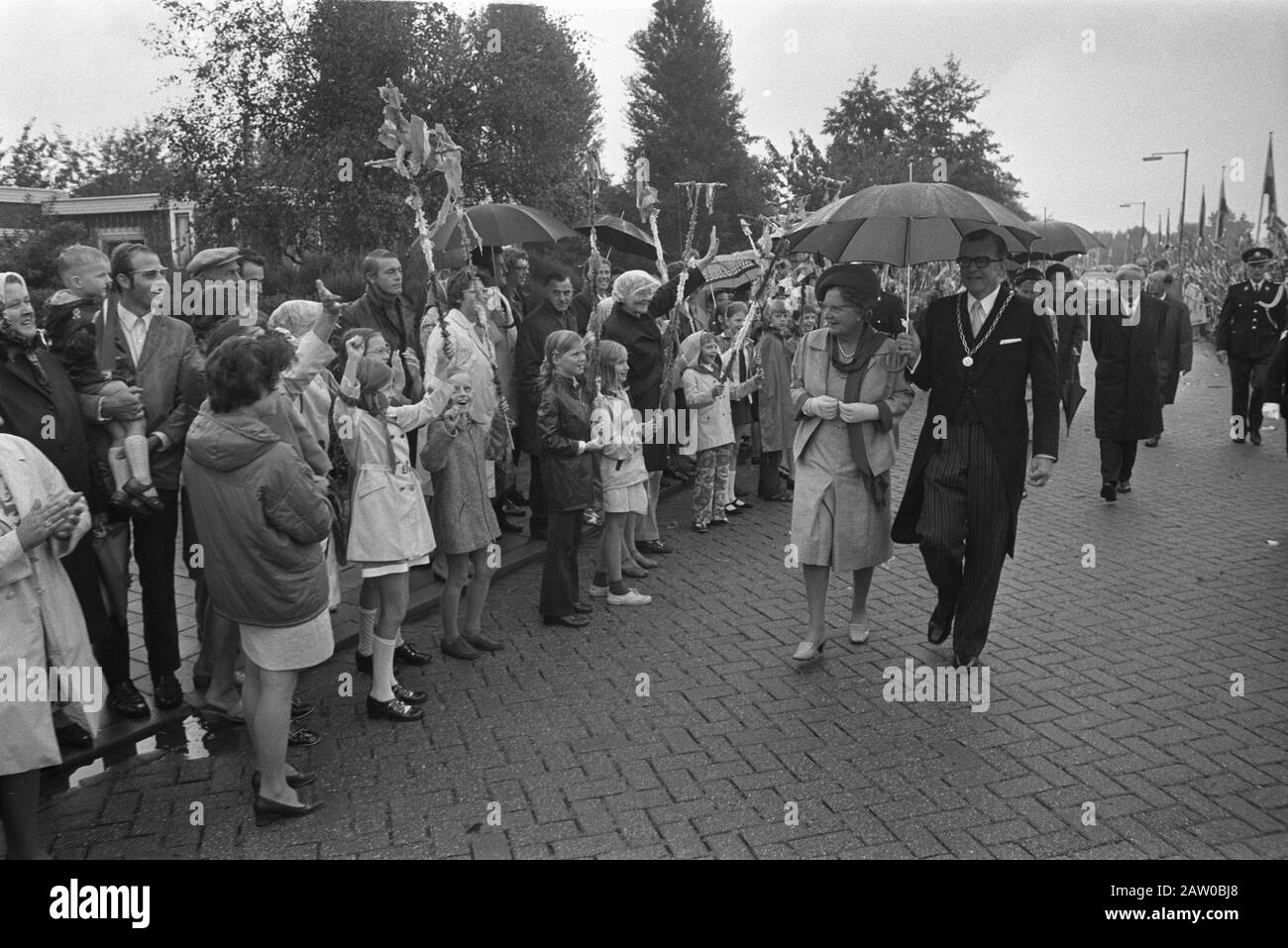 Queen Juliana visits municipalities Rhoon, Poortugaal and Maassluis (Zuid Holland) Date: September 24, 1971 Location: South Holland Keywords: mayors, children, queens, umbrellas Person Name : Juliana (queen Netherlands) Stock Photo