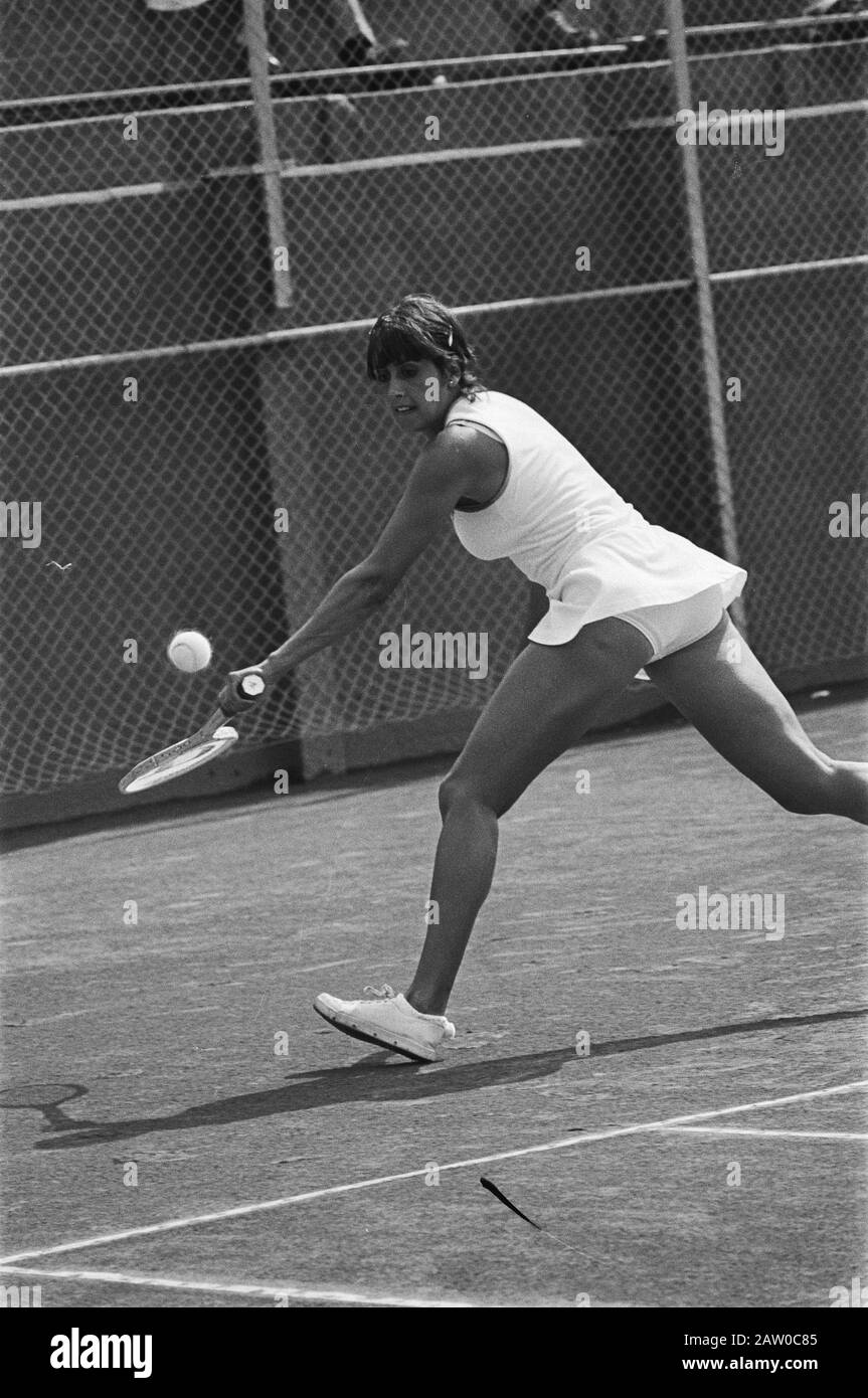 National Championships Tennis 1976 Judith Salome in her match against Mrs. Shears Date: August 11, 1976 Keywords: TENNIS Person Name: Judith Salome Stock Photo