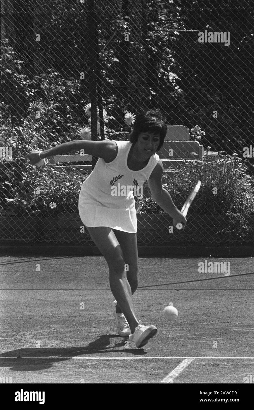 National Tennis Championships Scheveningen, Judith Salome in action Date: August 15, 1973 Location: Scheveningen, Zuid-Holland Keywords: championships, tennis Person Name: Judith Salome Stock Photo