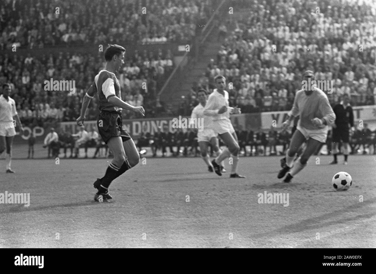 NEC v Feyenoord 0-5. Kindvall scored 2-0 (right) The keeper Bree reviewing Date: August 27, 1967 Keywords: goalies, sports, football Person Name: Kindvall, Ove Institution Name: Feyenoord Stock Photo