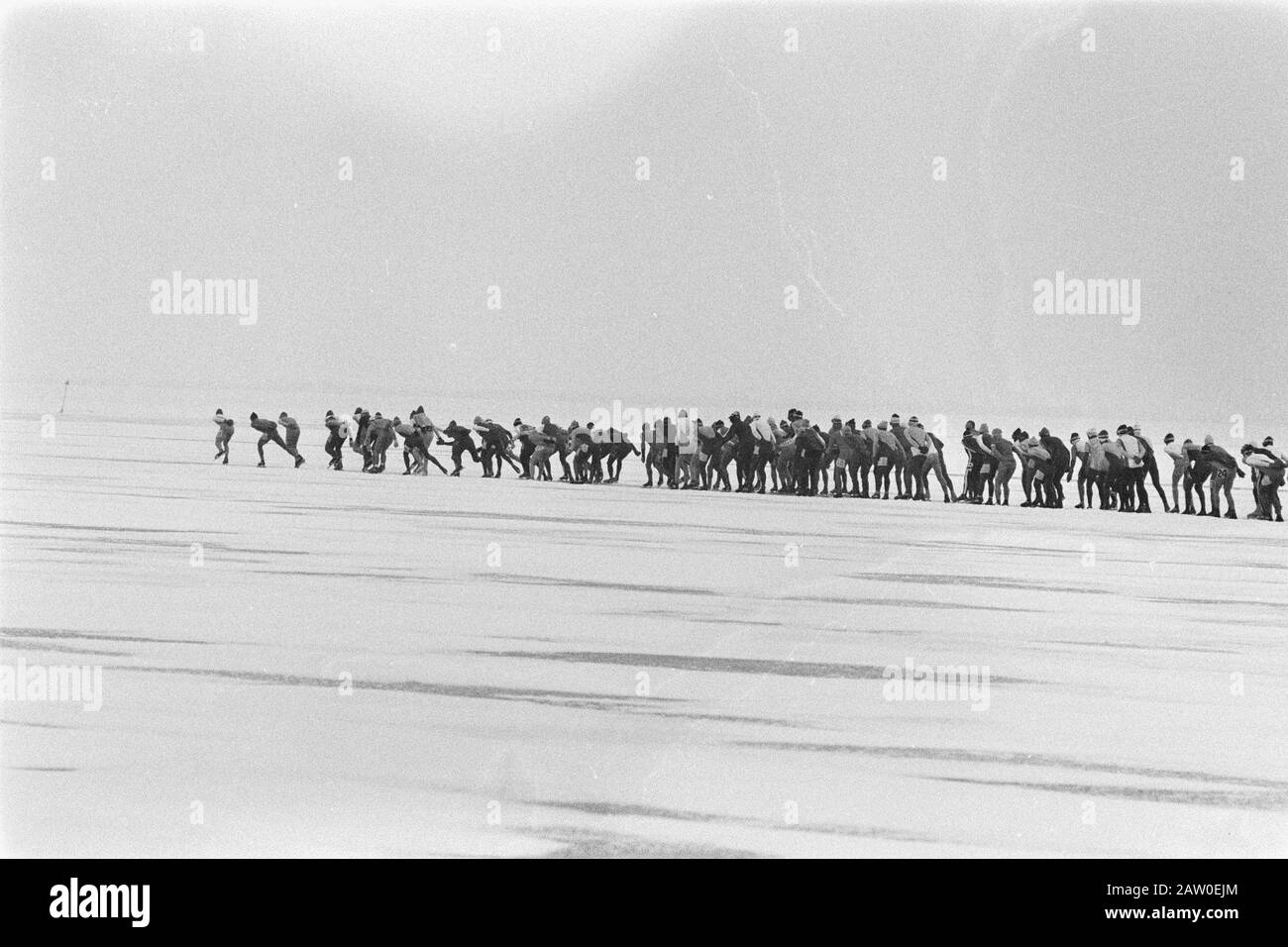 Ned. speed skating championships over 100 km on the Amstelmeer to Westerland Date: January 15, 1985 Location: Amstelmeer, Westerland Keywords: CHAMPIONSHIPS, SKATING, sports Stock Photo