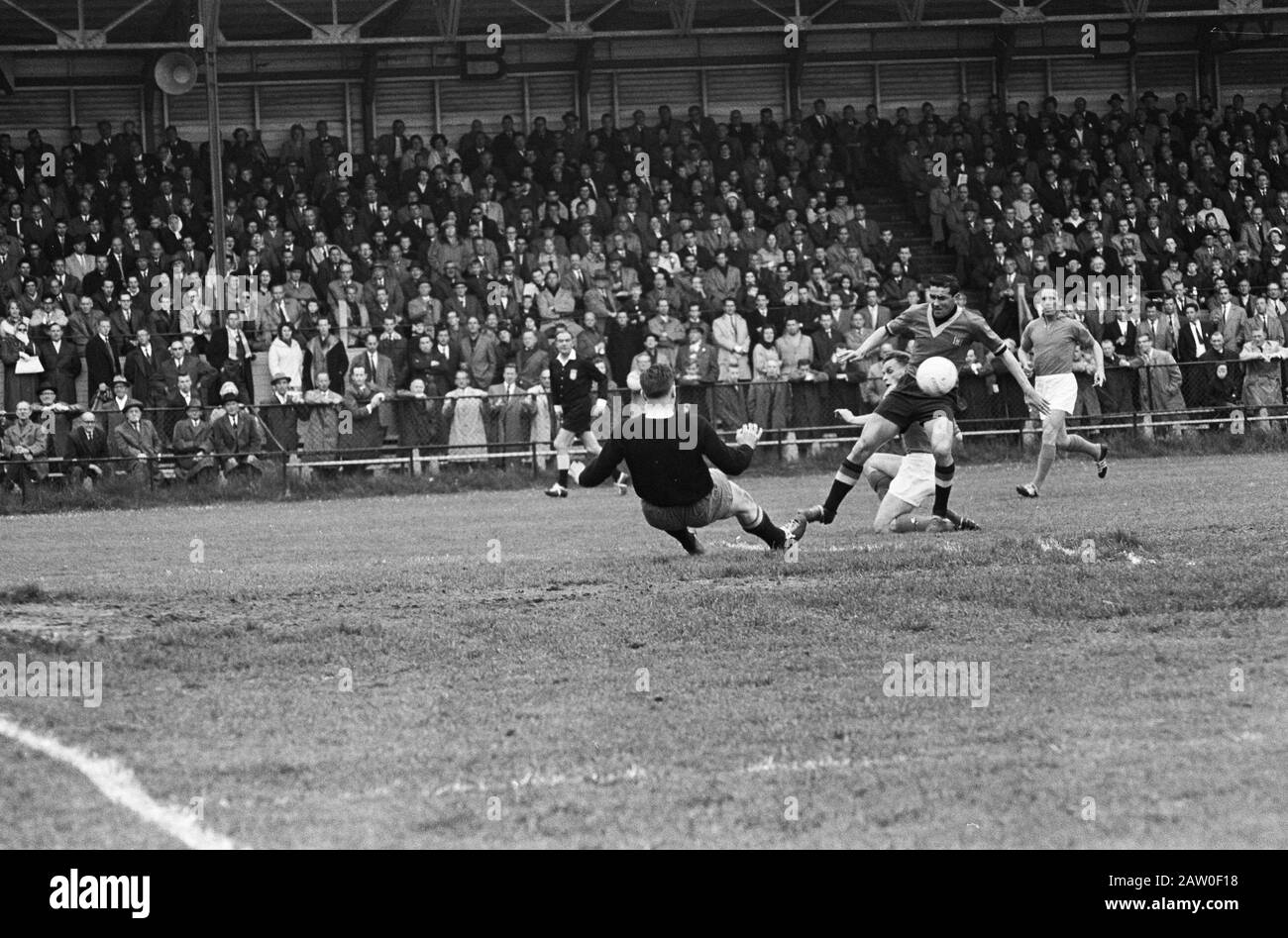 Netherlands against Belgium. Old Internationals. Play Moments Date: May 18, 1963 Keywords: moments of play, sport, football Stock Photo