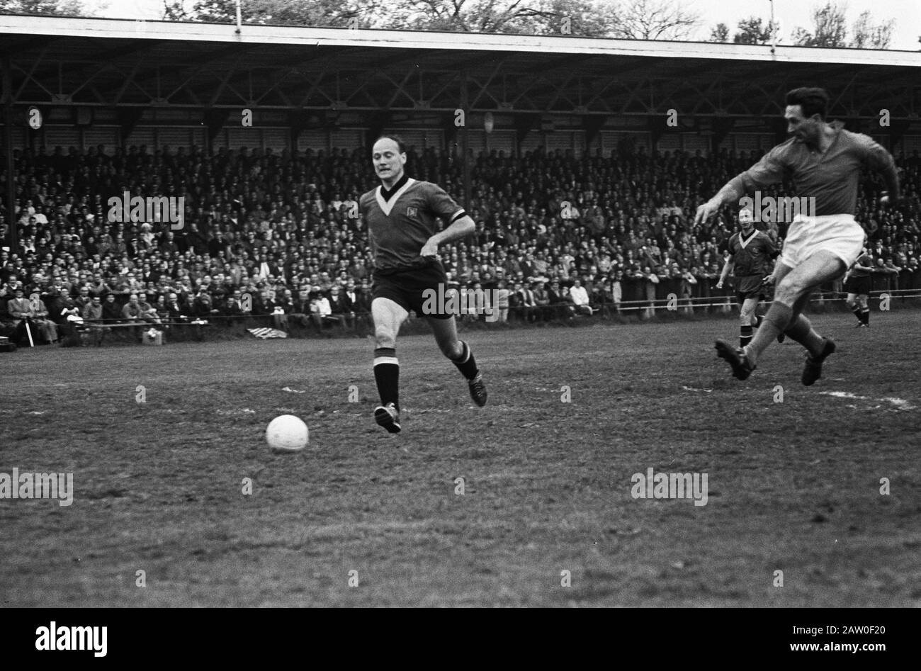 Netherlands against Belgium. Old Internationals. Play Moments Date: May 18, 1963 Keywords: moments of play, sport, football Stock Photo