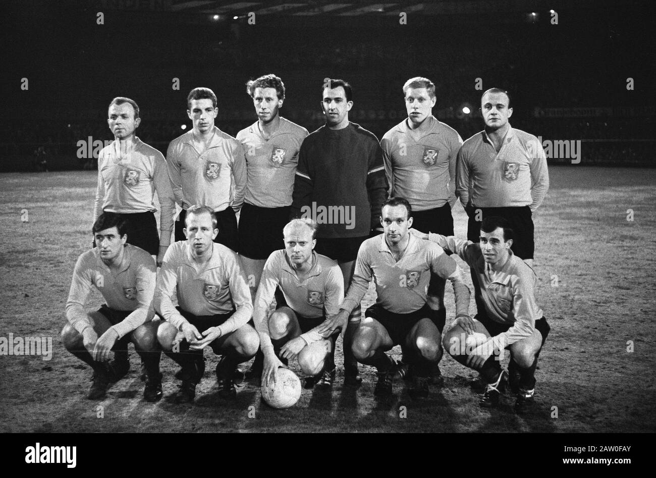 Netherlands against France 1-0. Nr. 8 and 9 Dutch national team, No. 10 Erase with French captain /. Date: April 17, 1963 Keywords: sport, football Stock Photo