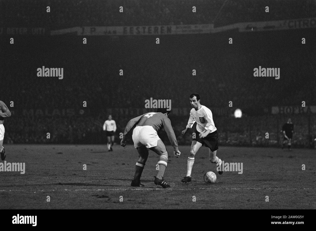 Netherlands against Russia 3-1 in Rotterdam. Coen Moulijn duel Date: November 29, 1967 Location: Rotterdam, South Holland Keywords: sport, football Person Name: Moulijn Coen Stock Photo