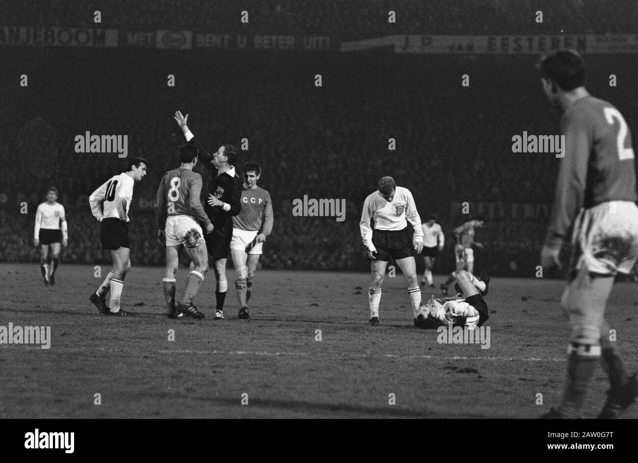 Netherlands against Russia 3-1 in Rotterdam. Number 9 Coen Moulijn duel Date: November 29, 1967 Location: Rotterdam, South Holland Keywords: sport, football Person Name: Moulijn Coen Stock Photo
