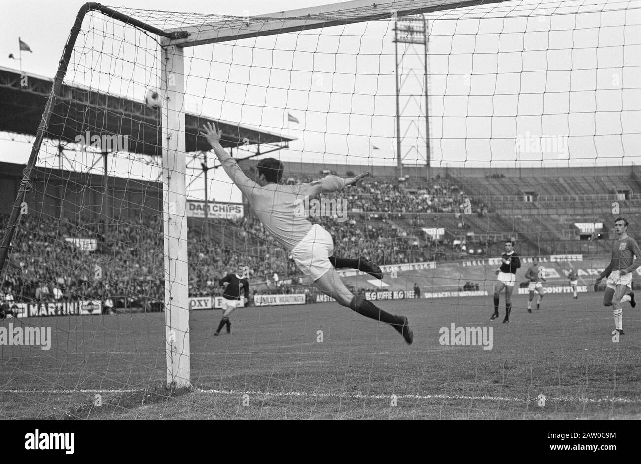 Netherlands 0 0 Against Scotland Keeper Clark Stops A Shot By Van Der Kuylen Date May 30 1968 Location Netherlands Scotland Keywords Sport Football Person Name Kuijlen Willy Van Der Stock Photo Alamy