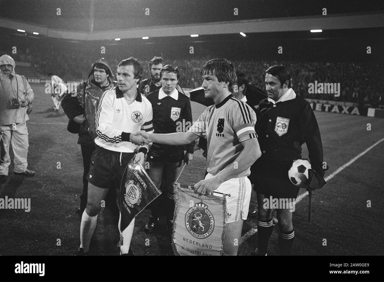 Netherlands against West Germany 1-1, shake before the game Date: October 12, 1980 Location: Netherlands, West Germany Keywords: sport, soccer, sports photographer : Bogaerts, Rob / Anefo Copyright Holder: National Archives Material Type: Negative (black / white) archive inventory number: see access 2.24.01.05 Stock Photo