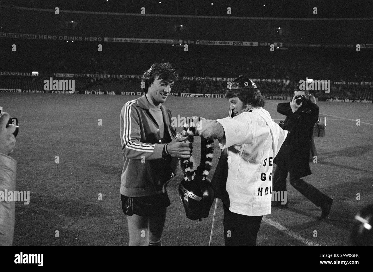 Netherlands against Switzerland 1-0, pennants exchange Date: October 9, 1974 Keywords: sport, football Stock Photo