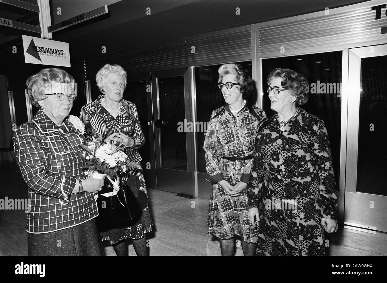 Queen Juliana installation of Women in The Hague v.l.n.r. Queen Juliana, Mrs. Richters, Dr N. Rump (President) and Mr. J. Muller Date:.. April 15, 1975 Location: The Hague, South Holland Keywords: WOMAN COUNCILS, plants, queens, presidents Person Name: Juliana (queen Netherlands)  : Mieremet, Rob / Anefo Copyright Holder: National Archives Material Type: Negative (black / white) archive inventory number: see access 2.24.01.05 Stock Photo