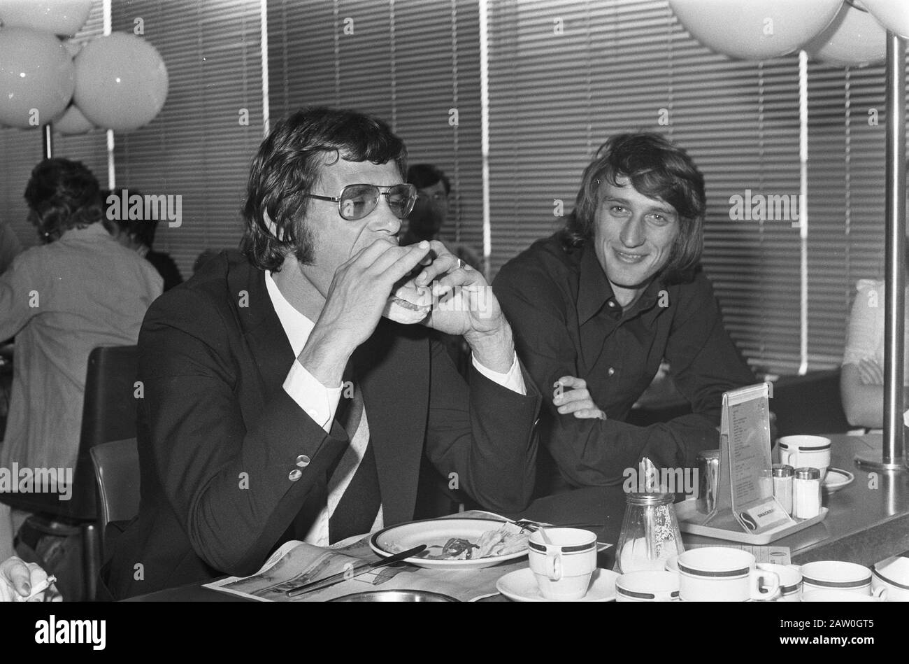 Dutch team left for Sweden; Jan Jongbloed (l) and Rob Rensenbrink (r) Date: September 2, 1974 Location: North-Holland, Schiphol Keywords: teams, sports, football Person Name: Jongbloed, Jan Stock Photo