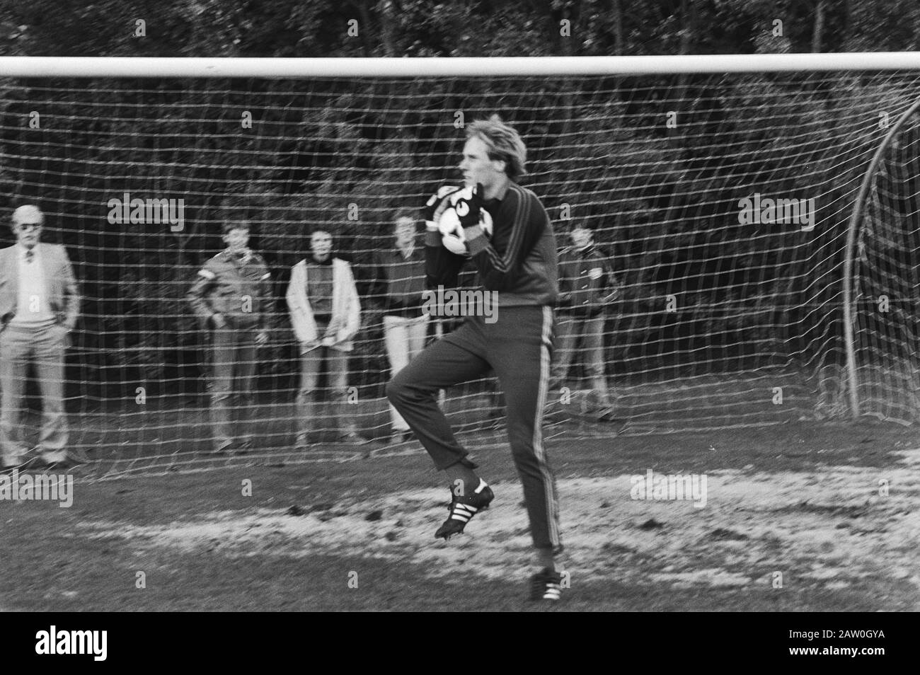 Dutch squad trained this afternoon in Zeist i.v.m. match against West Germany goalkeeper Hans van Breukelen in training Date: October 9, 1980 Location: BRD, Germany, Zeist Keywords: teams, goalkeepers, sports, training, football Person Name: Hans van Breukelen Stock Photo