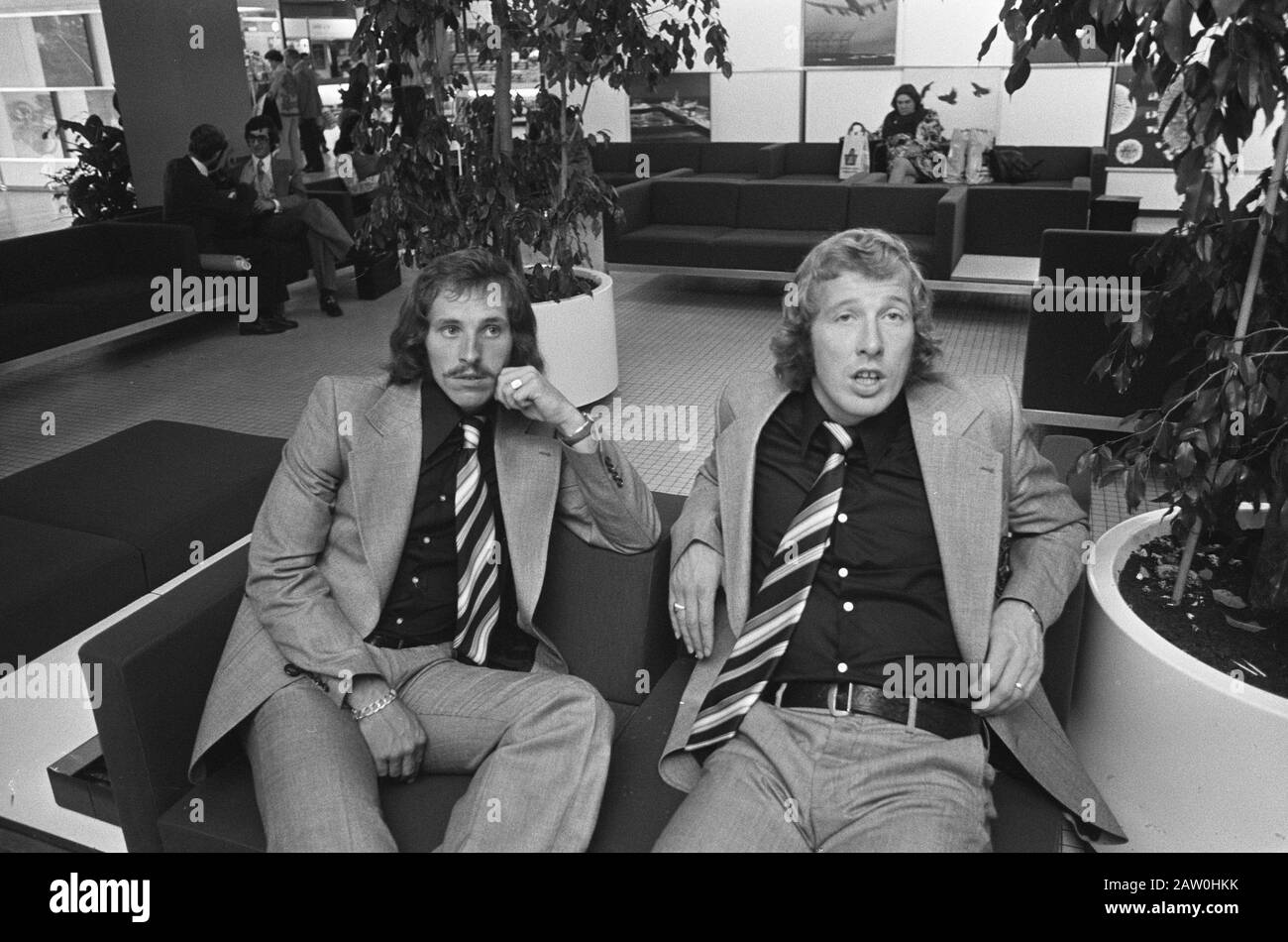 Dutch soccer team leaves for Oslo, Epi Drost and Jan Jeuring (right) Date: September 10, 1973 Keywords: football, teams, sports Person Name: Epi Drost Stock Photo