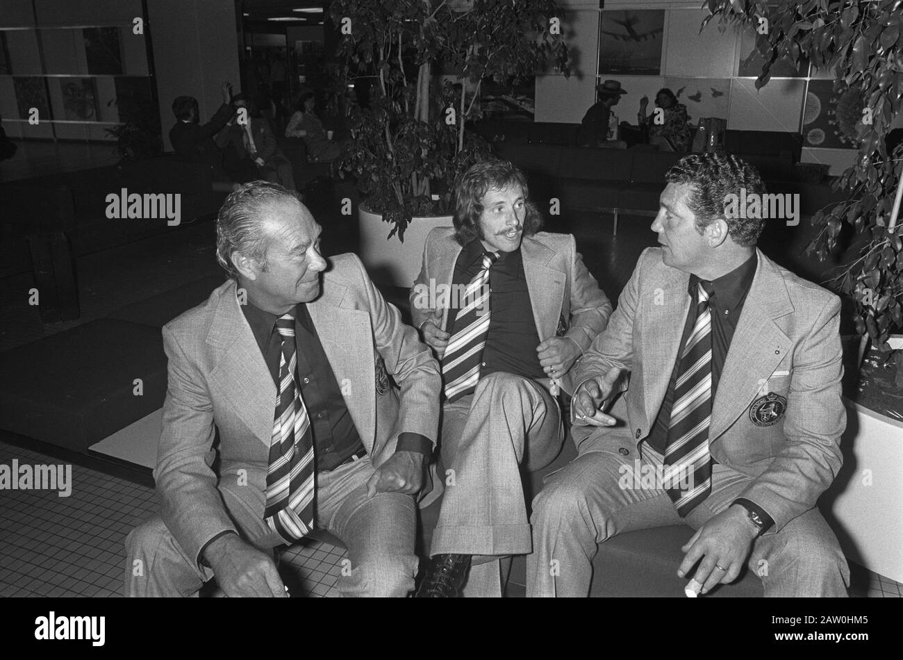 Dutch soccer team leaves for Oslo, v.l.n.r. Fadrhonc, Epi Drost and Cor van der Hart Date: September 10, 1973 Keywords: football, teams, sports Person Name: Epi Drost, Fadrhonc, Franti ek Stock Photo