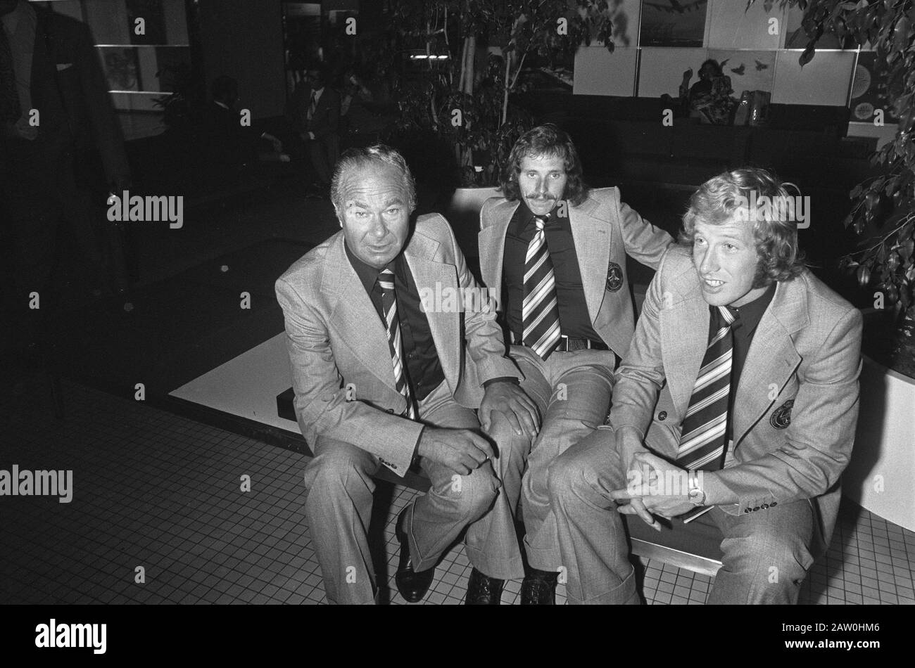 Dutch soccer team leaves for Oslo, v.l.n.r. Fadrhonc, Drost and Jeuring Date: September 10, 1973 Keywords: football, teams, sports Person Name: Drost, Fadrhonc, Franti ek Stock Photo