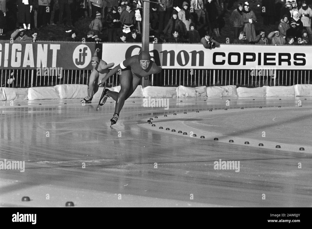 Dutch skating championships ladies round in Assen. Ria Visser in action. Date: January 11, 1981 Location: Assen Keywords: skating, sports Person Name: Visser, Ria Stock Photo