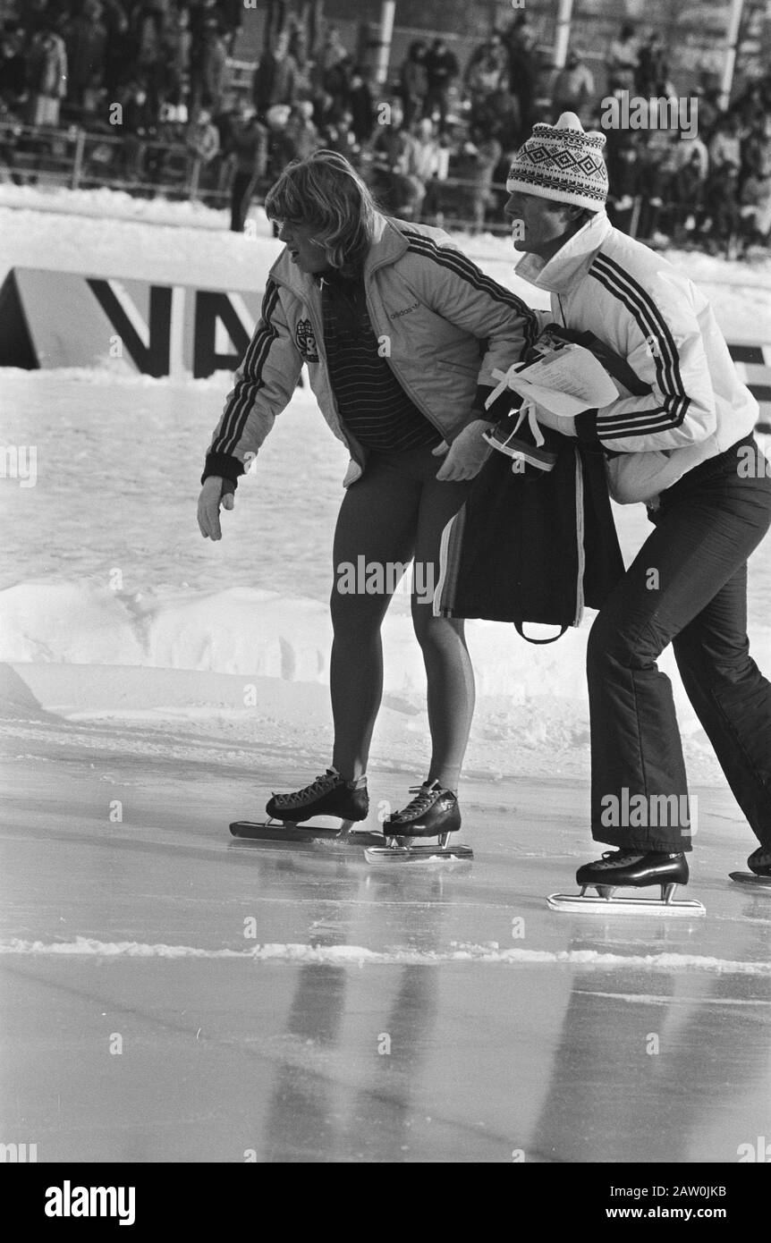 Dutch skating championships ladies allround in Heerenveen. Ria Visser with her coach Rien de Roon. Date: January 10, 1982 Location: Friesland, Heerenveen Keywords: skating, sports Person Name: Roon Rien The fisherman Ria Stock Photo