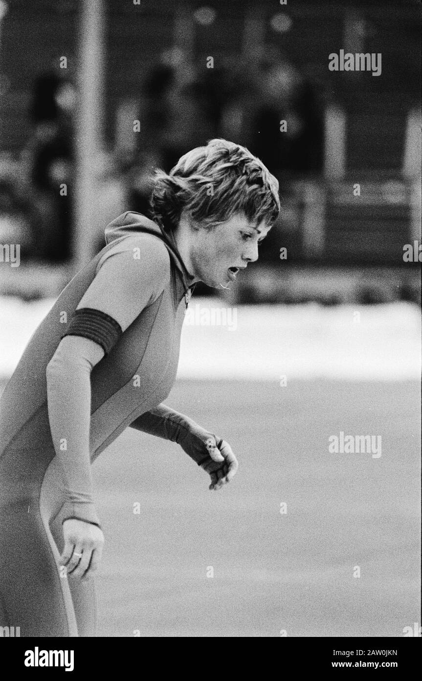 Dutch skating championships ladies round in The Hague. Ria Visser runs out after one of its rides. Date: January 6, 1980 Location: The Hague, South Holland Keywords: skating, sports Person Name: Visser, Ria Stock Photo
