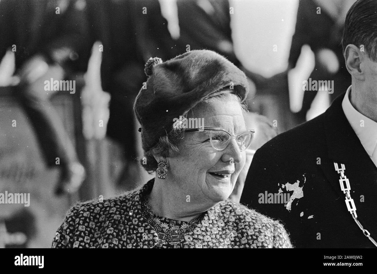 Queen Juliana visits the IJsselmeerpolders  Queen Juliana wearing a warm hat Date: November 8, 1967 Location: Emmeloord, IJsselmeerpolders Keywords: queens, hats Person Name: Juliana, queen Stock Photo