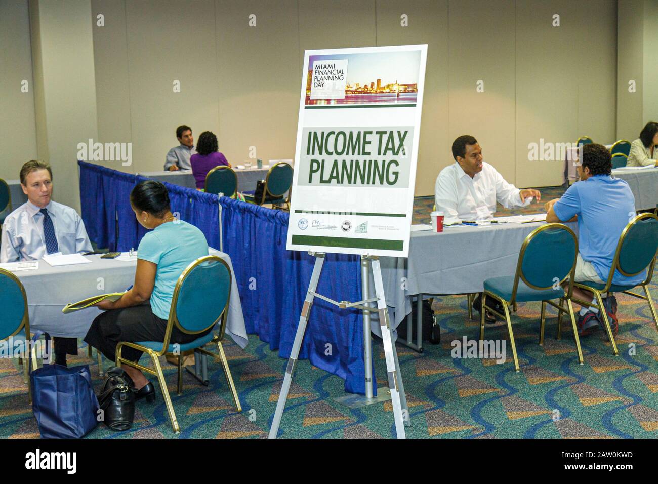 Miami Florida,James L. Knight Convention Center,Miami Financial Planning Day,free advice,guidanceal planners,sign,income tax planning,Black man men ma Stock Photo