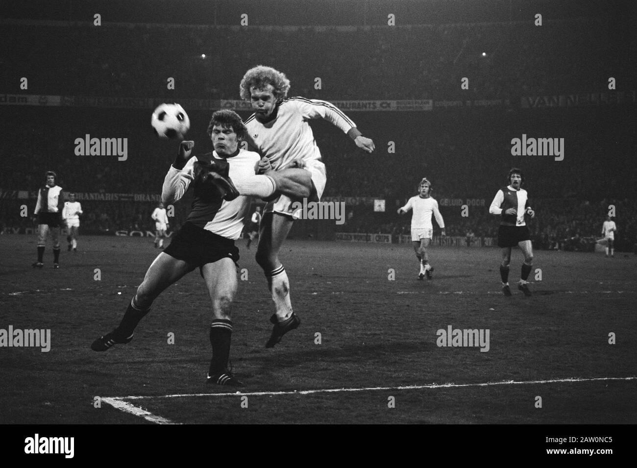 Feyenoord - RWD Molenbeek: final score: 0-0 during the UEFA Cup  Nico Jansen duel with Bjerre Date: March 2, 1977 Location: Rotterdam, South Holland Keywords: sport , soccer, sports Person Name: Bjerre, Kresten, Jansen, Nico Stock Photo