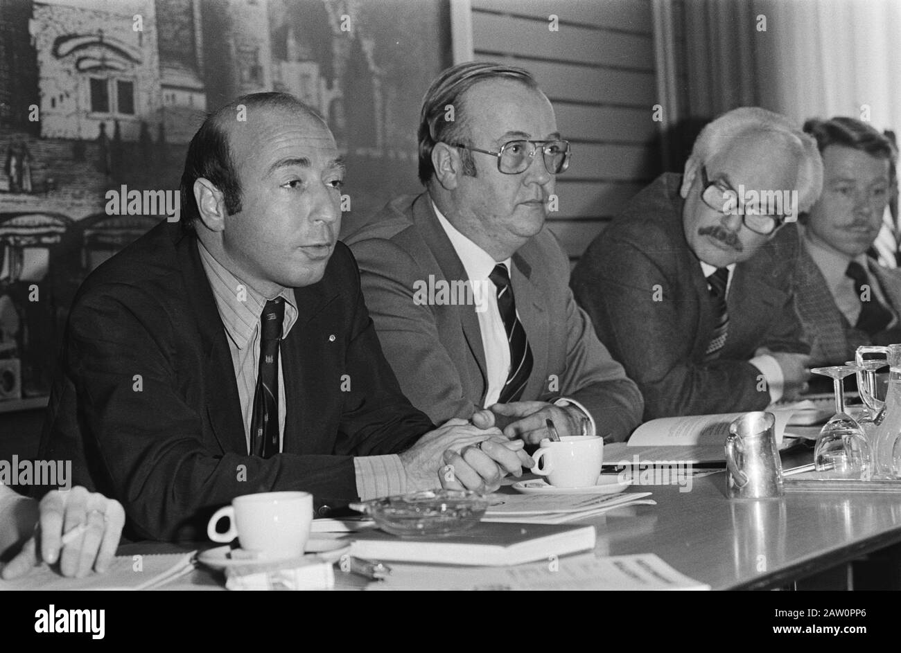 New political party Realists 81 presents election during press conference in Date: March 19, 1981 Keywords: press conferences Person Name: Hans Knoop, Quasten Stock Photo