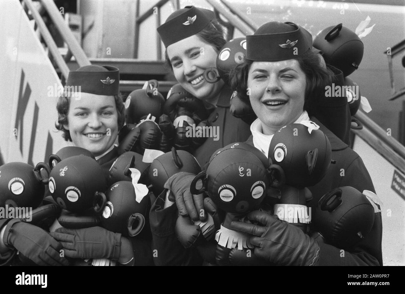 New rage after the hula hoop, winky doll, stewardesses with winky doll Date: November 9, 1960 Keywords: HOSTESSES Stock Photo