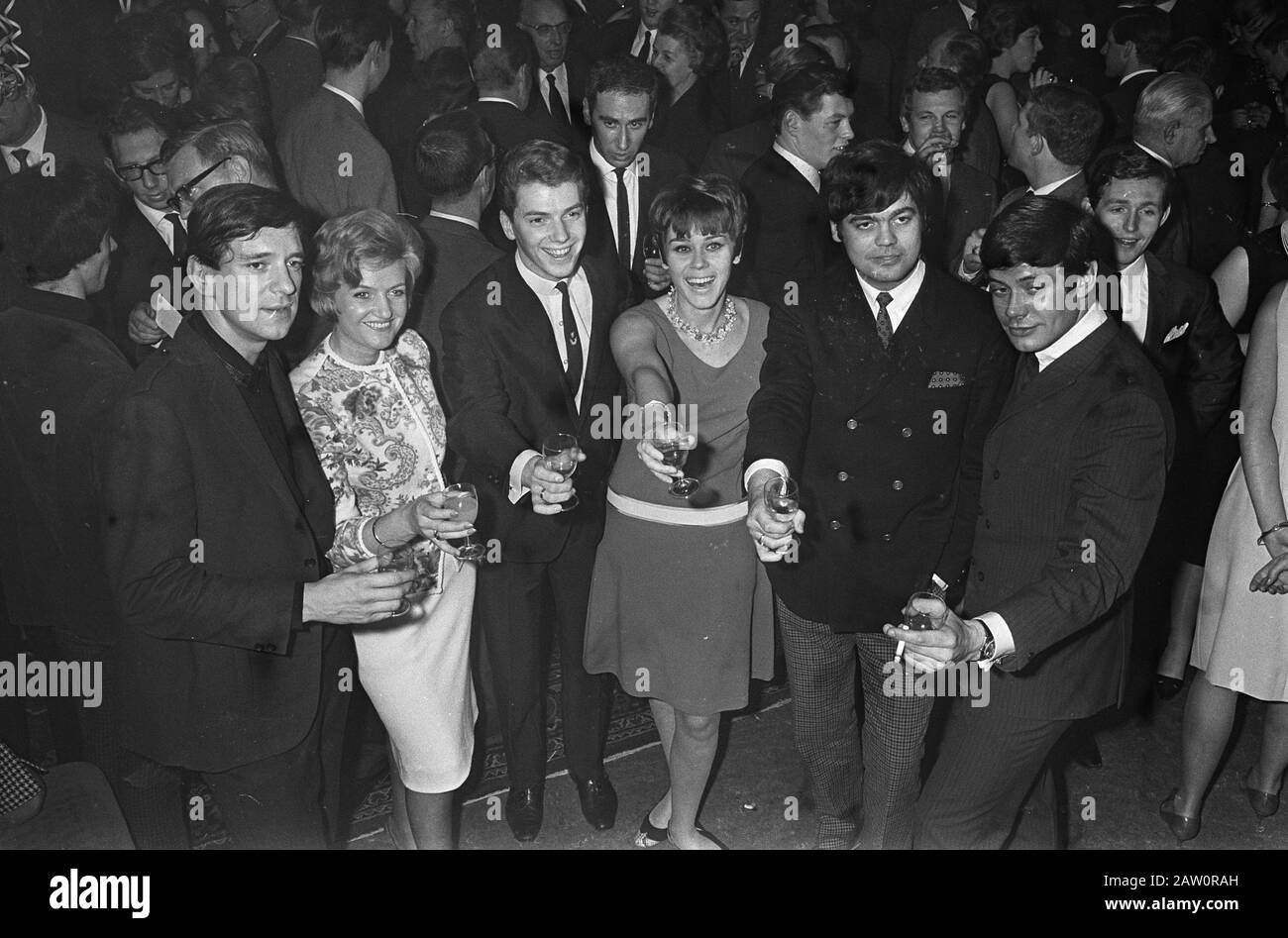 New Year's reception of Phonogram Hilversum, v.l.n.r. Williams Vanessa, Mieke Telkamp, Ronnie Tober, Connie Vandenbos and Johnny Lion and Rob de Nijs Date: January 3, 1966 Location: Hilversum, Noord-Holland Keywords: artists, records companies, music, receptions, singers, singers Person Name: Lion, Johnny, Shaffy Ramses, Telkamp, Mieke, Tober, Ronnie, Vandenbos, Connie Institution Name: Phonogram Stock Photo
