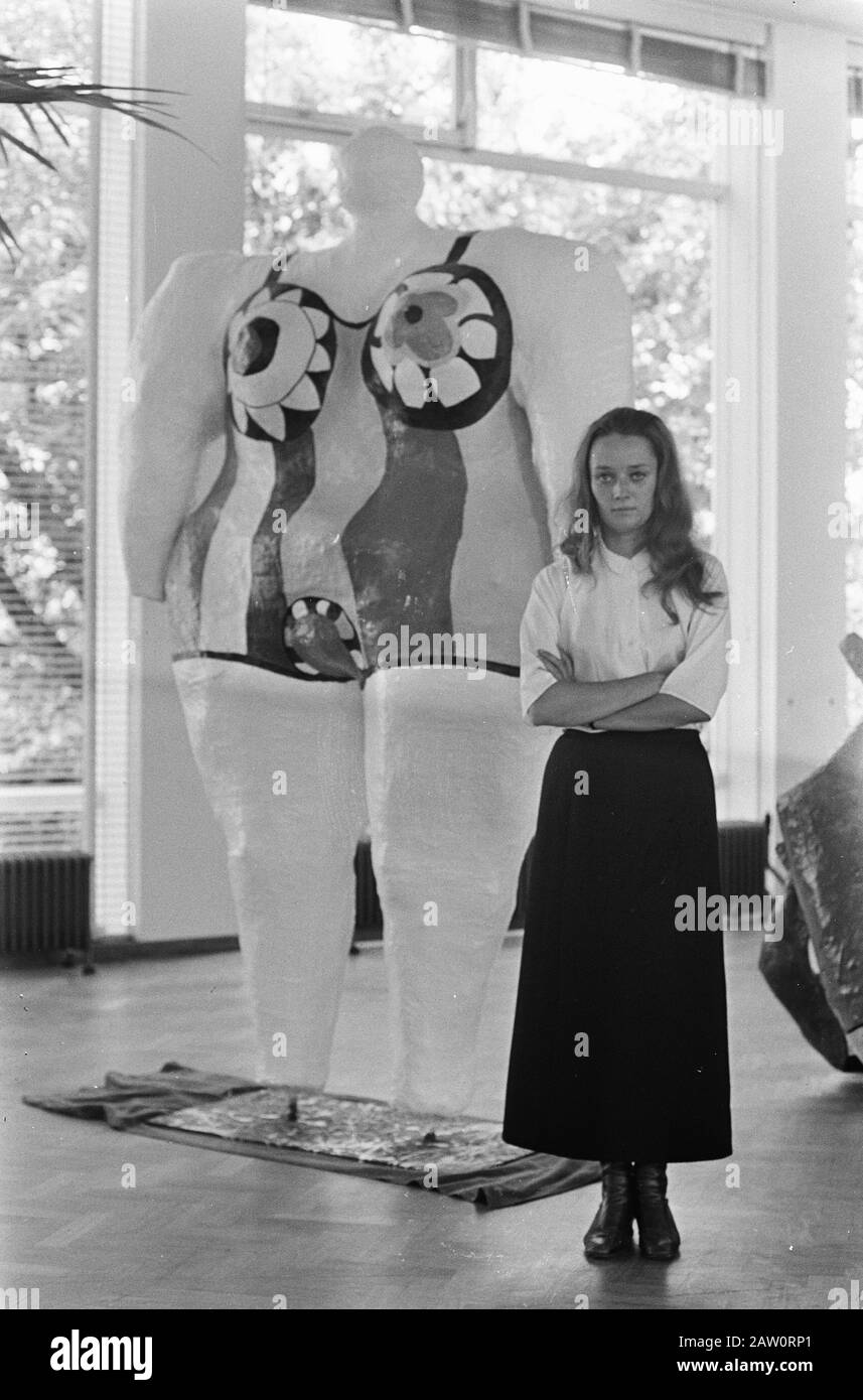 Niki de Saint Phalle in Stedelijk Museum Amsterdam. Nikki at her artwork Date: August 23, 1967 Keywords: Museums, art Person Name: Saint Phalle, Niki de Stock Photo