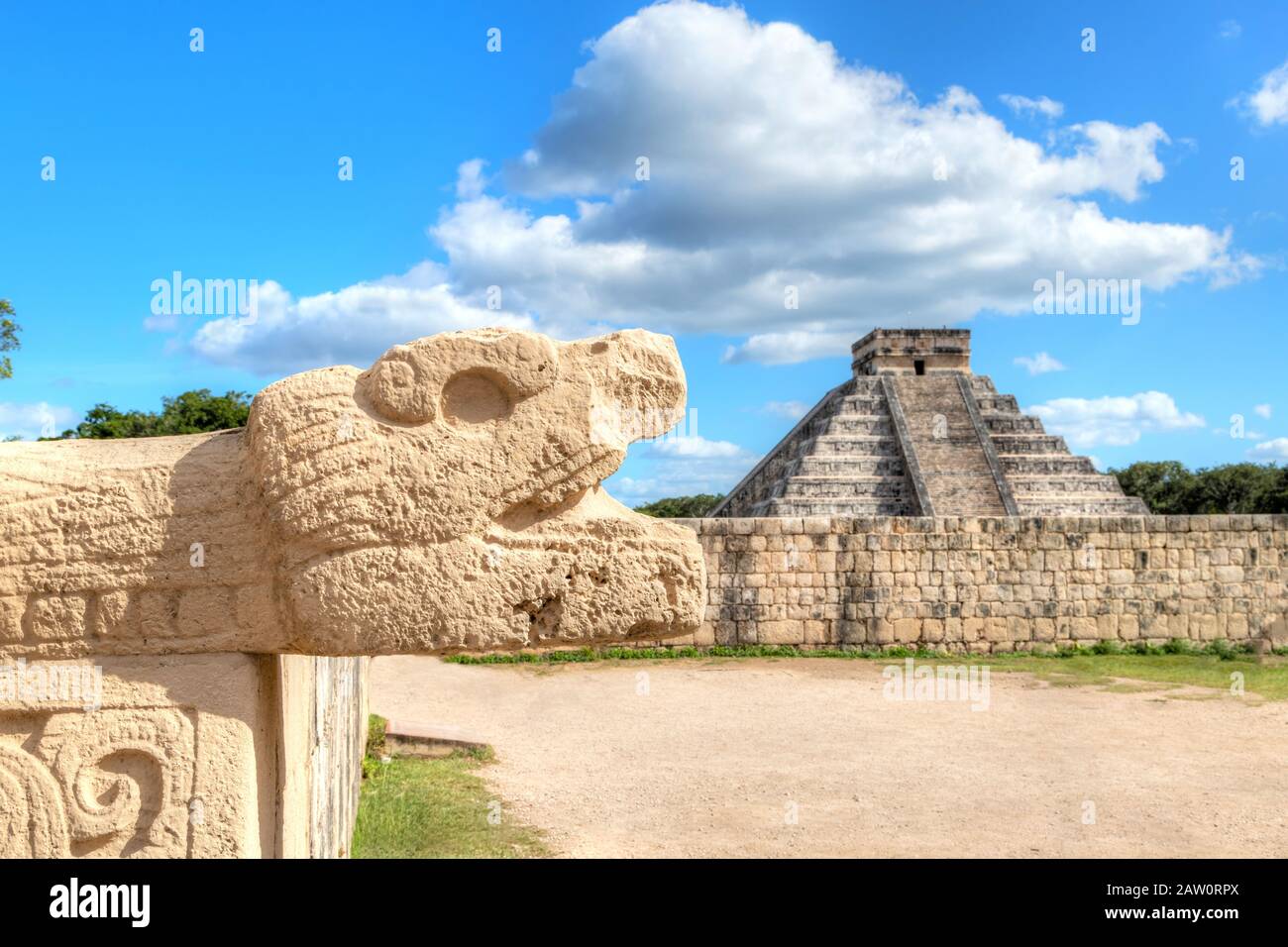 Centuries-old Maya snake head sculpture and Temple of Kukulcan Pyramid at Chichen Itza in the Yucatan Peninsula of Mexico. A World Heritage Site, it i Stock Photo