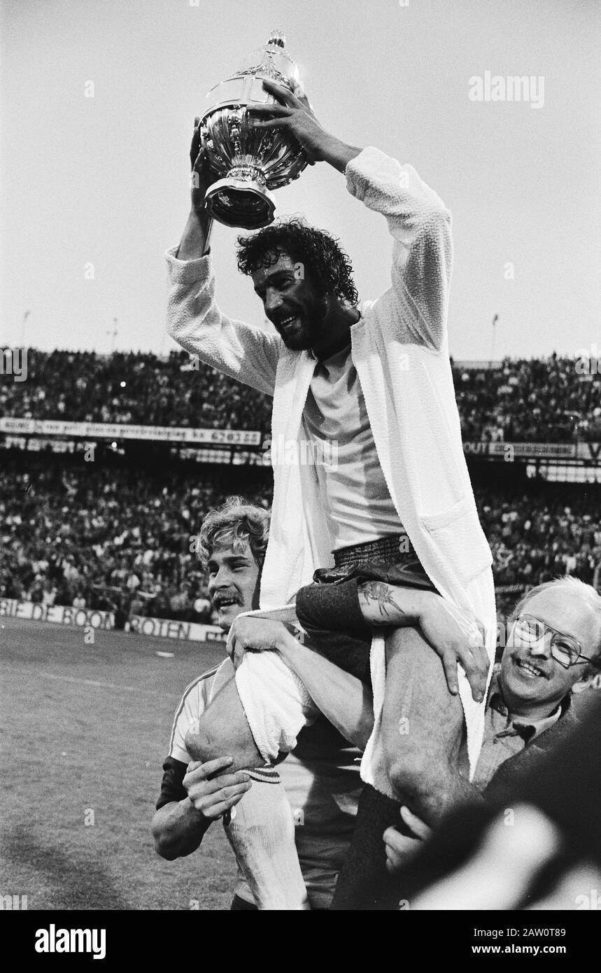 Final KNVB cup Ajax against NAC. Captain Henk Groot and the KNVB Cup Date:  June 14, 1961 Keywords: sport, football Institution name: AJAX, NAC Stock  Photo - Alamy