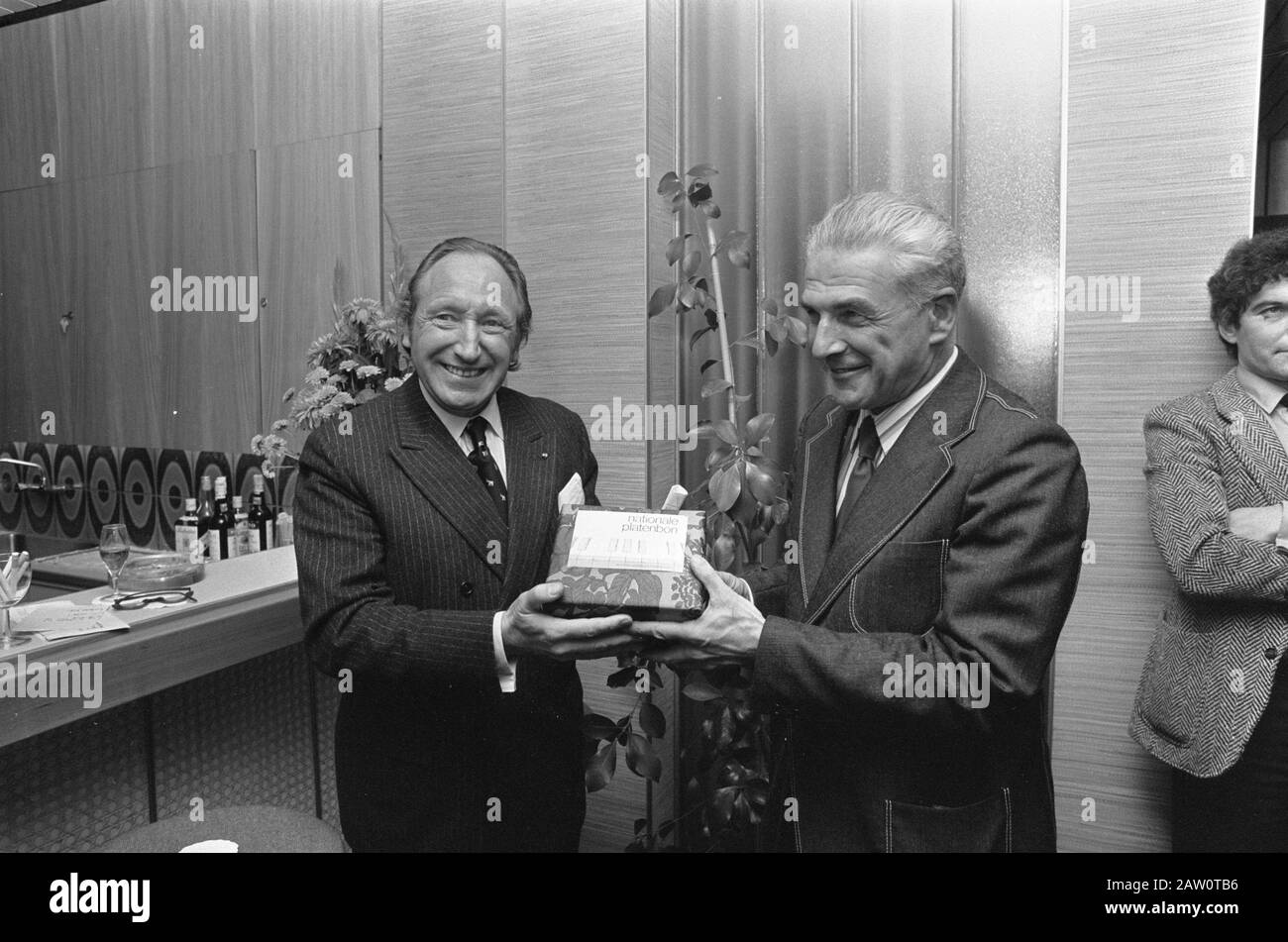 NMB takes administration and distribution of plants over vouchers; Herman Krebbers (l) Mr. Sevenhuy hand over the first 200 records vouchers Date: October 15, 1974 Keywords: handovers Institution Name: NMB Stock Photo