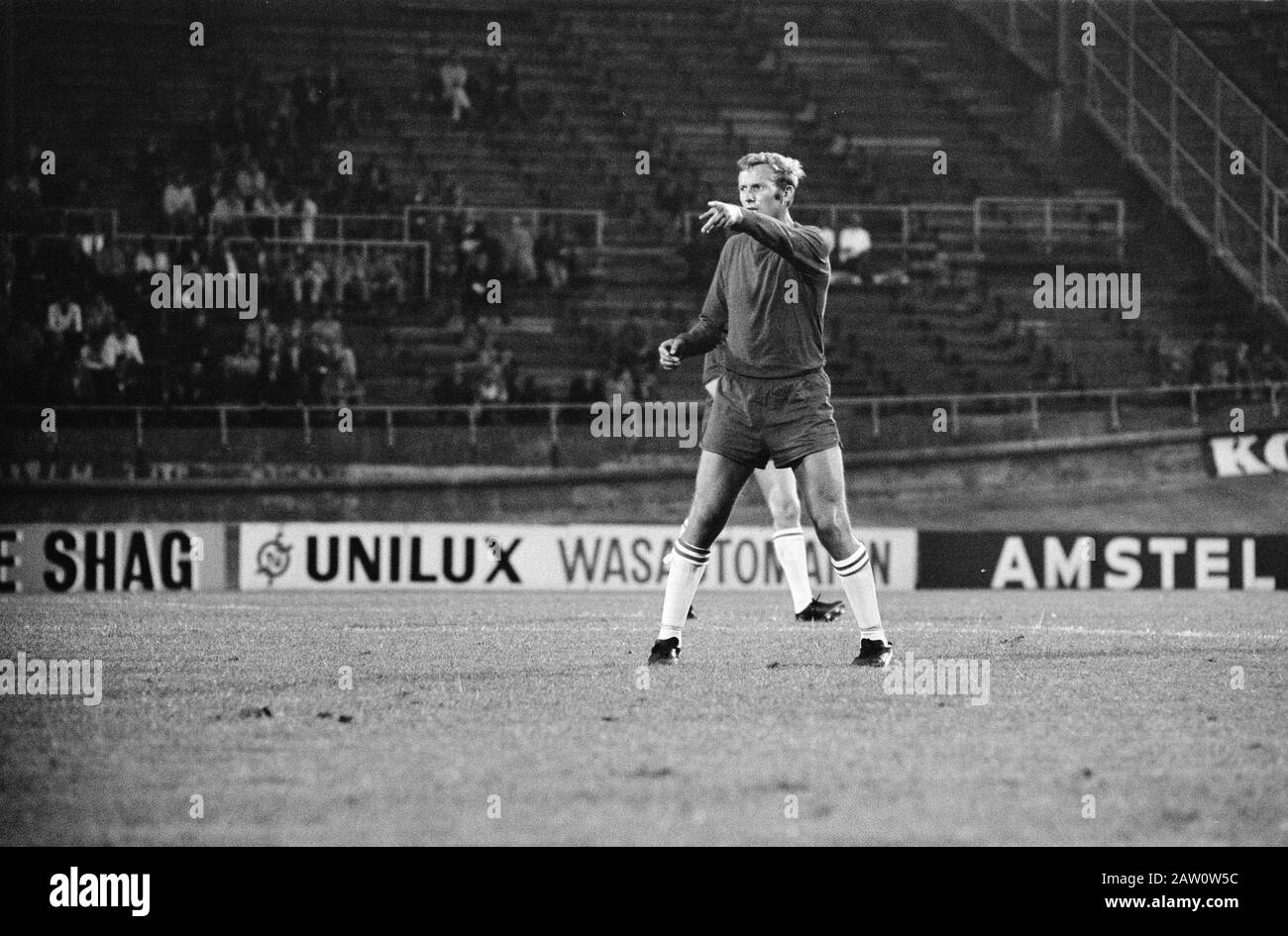 Practice match DWS against Huddersfield  Nuninga gives instructions Date: July 30, 1969 Keywords: sport, soccer, sports Stock Photo
