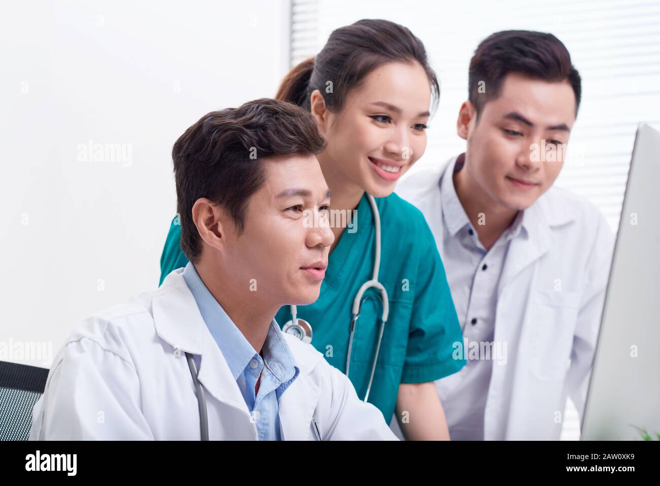 Team asian doctors having meeting hi-res stock photography and images ...