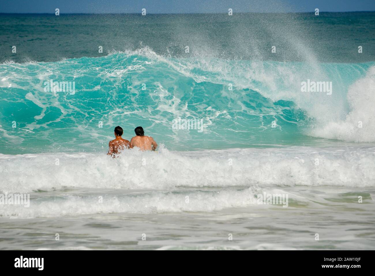 Surfers padding out to world-renowned crashing, barreling curved turquoise  waves in Banzai Pipeline on North Shore, Oahu island, Haleiwa, Hawaii, USA  Stock Photo - Alamy