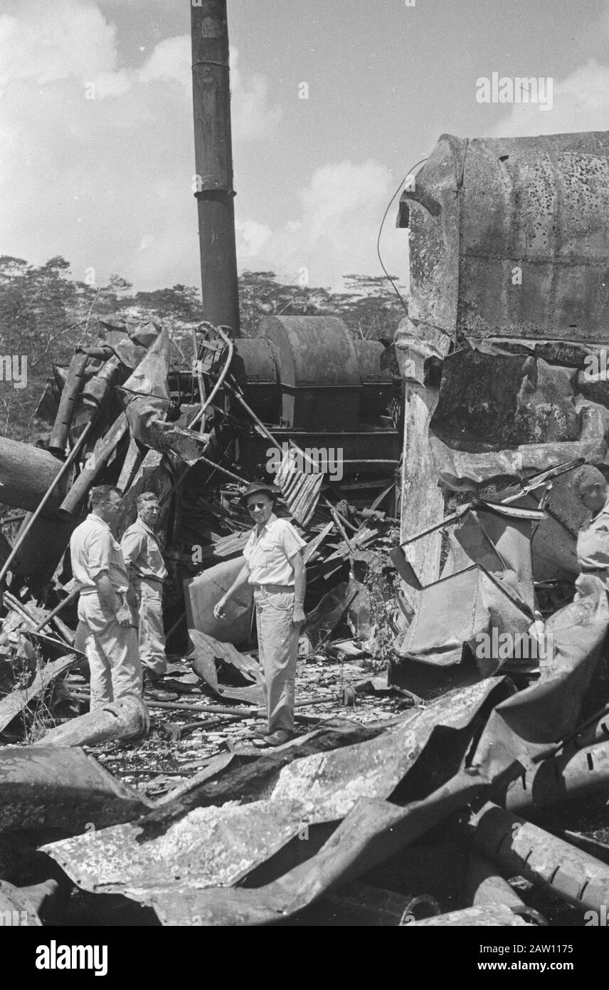 Several tea companies in Patoehase to Z. W. Bandung  Under the leadership of Colonel Lentz, Commander 3rd Infantry Battalion spent some planters visiting their seriously damaged businesses in Patoehasche. Date: February 26, 1948 Location: Bandung, Indonesia, Dutch East Indies, Patuhase Stock Photo