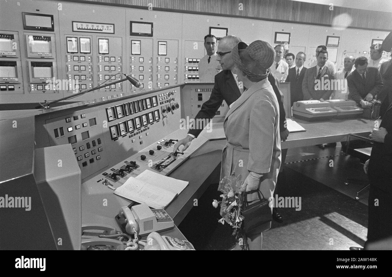 Queen Juliana, the first Dutch nuclear power plant at Dodewaard into use  Queen Juliana in the control room Date: March 26, 1969 Location: Dodewaard, Gelderland Keywords: plants, queens Person Name: Juliana, queen Stock Photo
