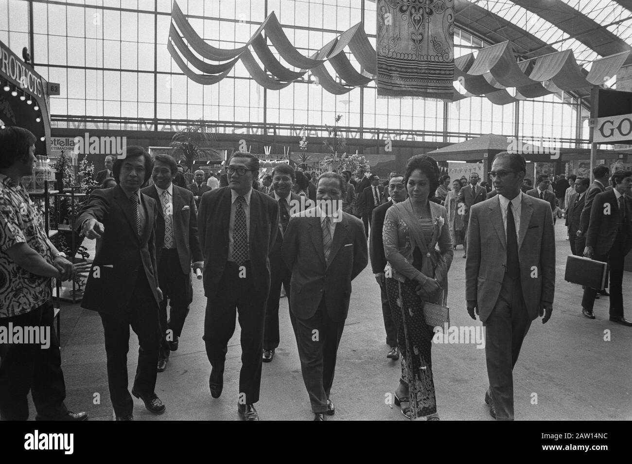 Opening of the Pasar Malam in 1972 in the RAI building in Amsterdam  Reception of the Indonesian ambassador H. Alamsjah (m) Date: June 1, 1972  Location: Amsterdam, Noord-Holland Keywords: bazaars, diplomats, markets,