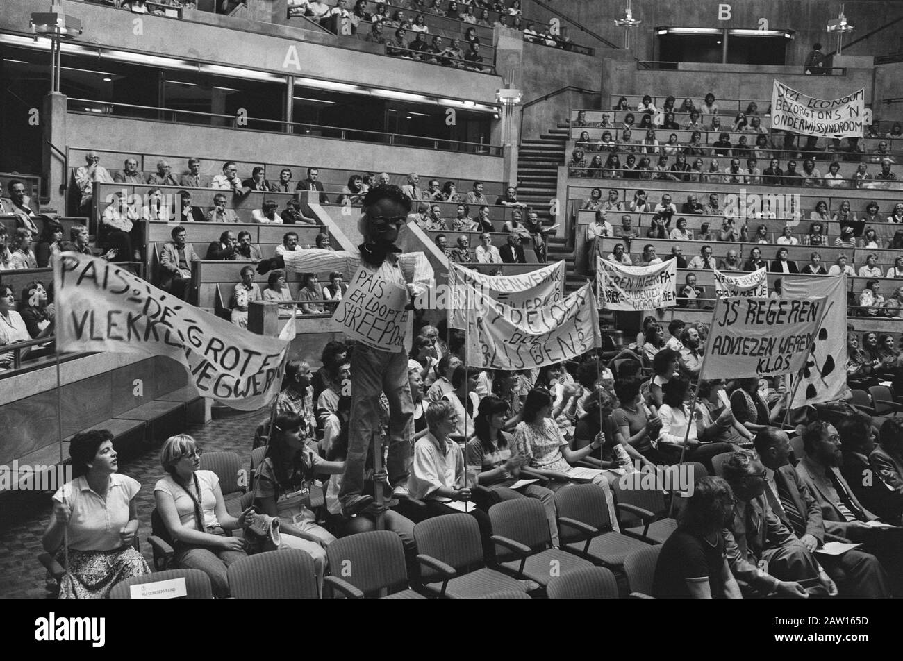 Demonstrative meeting of teachers and students of teacher training colleges and training schools for Kindergarten teachers against the minister's policy Pais (R & W) in the Music Center in Utrecht  The banners include Pais a dash run by, Spread causes suffering and Pais major leak roadmender Date: september 7, 1979 Location: Utrecht (prov), Utrecht (city) Keywords: demonstrations, teachers, banners, students Stock Photo