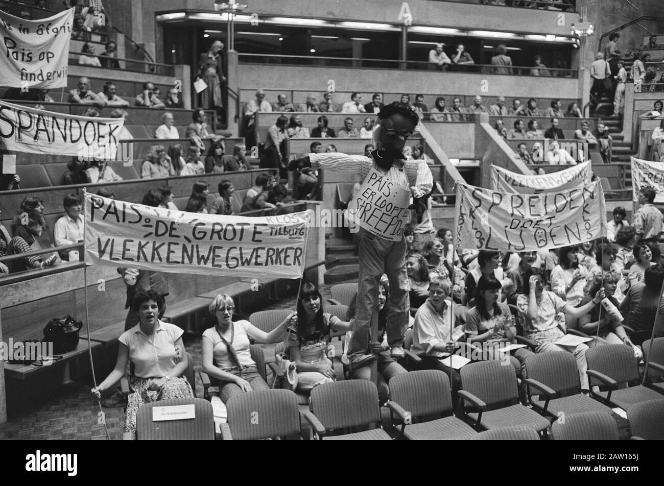 Demonstrative meeting of teachers and students of teacher training colleges and training schools for Kindergarten teachers against the minister's policy Pais (R & W) in the Music Center in Utrecht  On the banners including Spread causes suffering and Pais major leaks roadmender Date: september 7, 1979 Location: Utrecht (prov), Utrecht (city) Keywords: demonstrations, teachers, banners, students Stock Photo