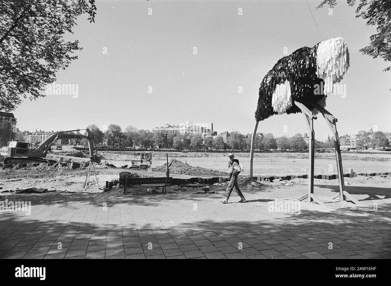 Amsterdam's Waterloo is the site preparation of the ground for the Stopera continues. A study by Dutch Theater Institute says that the operating deficit of the musical year will amount to 40 million. A piece of symbolism in Waterloo, a giant ostrich with its head in the sand, while the preparations for construction in full swing Date: May 14, 1982 Location: Amsterdam, Noord-Holland Keywords: construction, artwork, protests Stock Photo