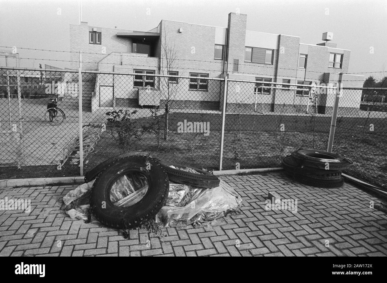 Oostzanerwerf Sportpark in Amsterdam North is found barrel with toxic waste; the vessel (to ground) while covered with plastic Date: October 16, 1984 Location: Amsterdam, Noord-Holland Keywords: WASTE, sports parks Stock Photo