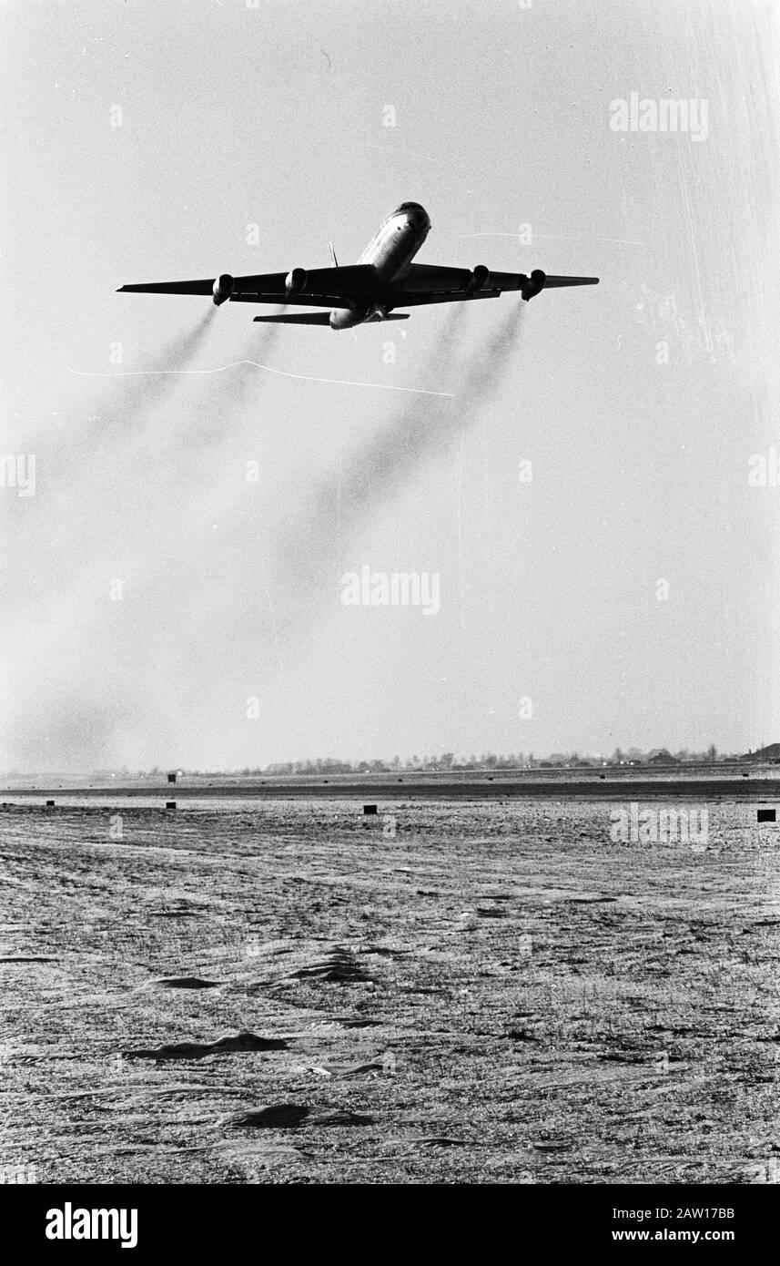 At Schiphol no slippery runways more, a DC-8 again uses the web Date: January 9, 1963 Keywords: runways, airplanes Person Name: DC-8  Koch, Eric / Anefo Copyright Holder: National Archives Material Type: Negative (black / white) archive inventory number: see access 2.24.01.05 Stock Photo