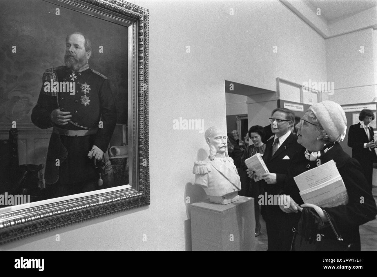 Queen Juliana to the exhibition Luxembourg under Oranje-Nassau 1815-1890 'in the Municipal Museum in The Hague. Left a portrait of King William III, also a bust of Prince Henry Date: November 14, 1974 Location: The Hague, South Holland Keywords: sculptures, busts, queens, portraits, paintings, exhibitions Person Name: Henry Prince (1820-1879) Juliana (queen Netherlands), William III (king Netherlands) Stock Photo