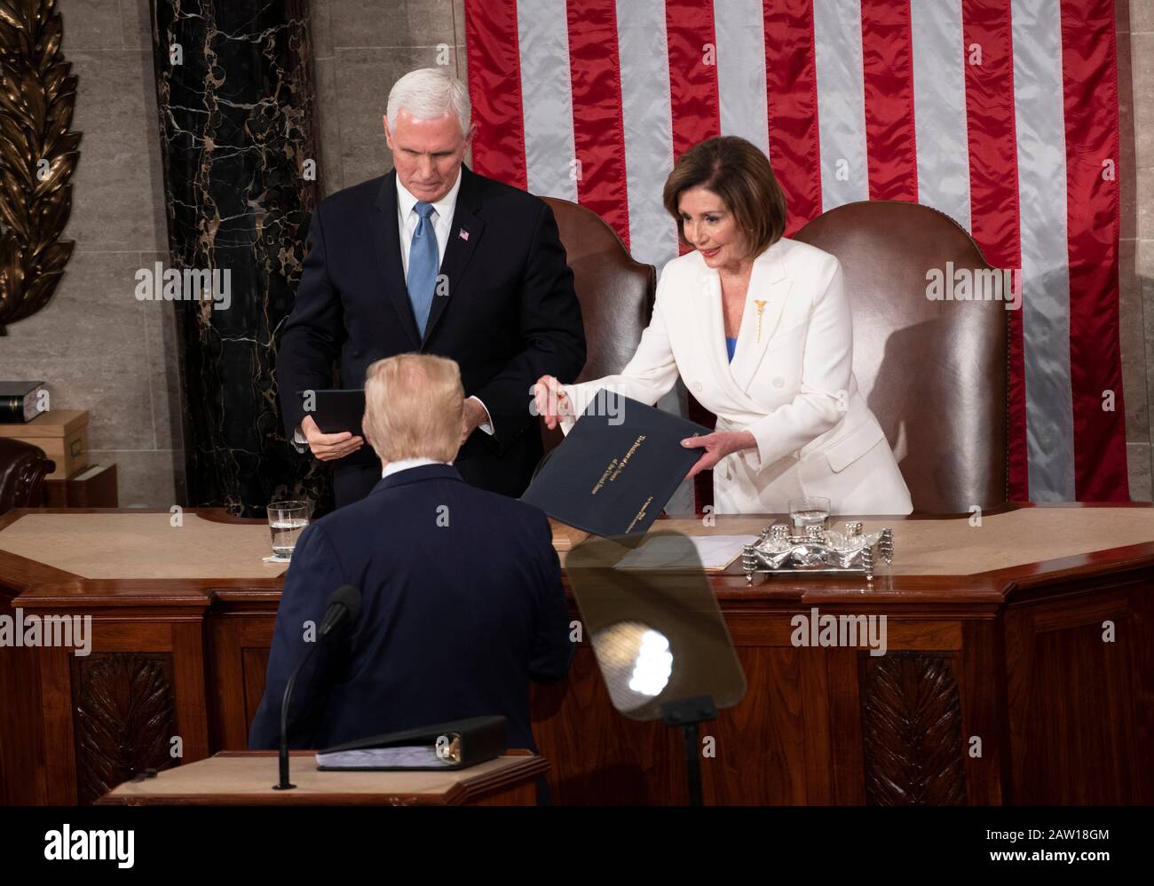 Beijing, USA. 4th Feb, 2020. House Speaker Nancy Pelosi (R, back) reaches out to shake the hands of U.S. President Donald Trump (front), which the president ignored, during Trump's State of the Union address to a joint session of Congress on Capitol Hill in Washington, DC, the United States, Feb. 4, 2020. Credit: Liu Jie/Xinhua/Alamy Live News Stock Photo