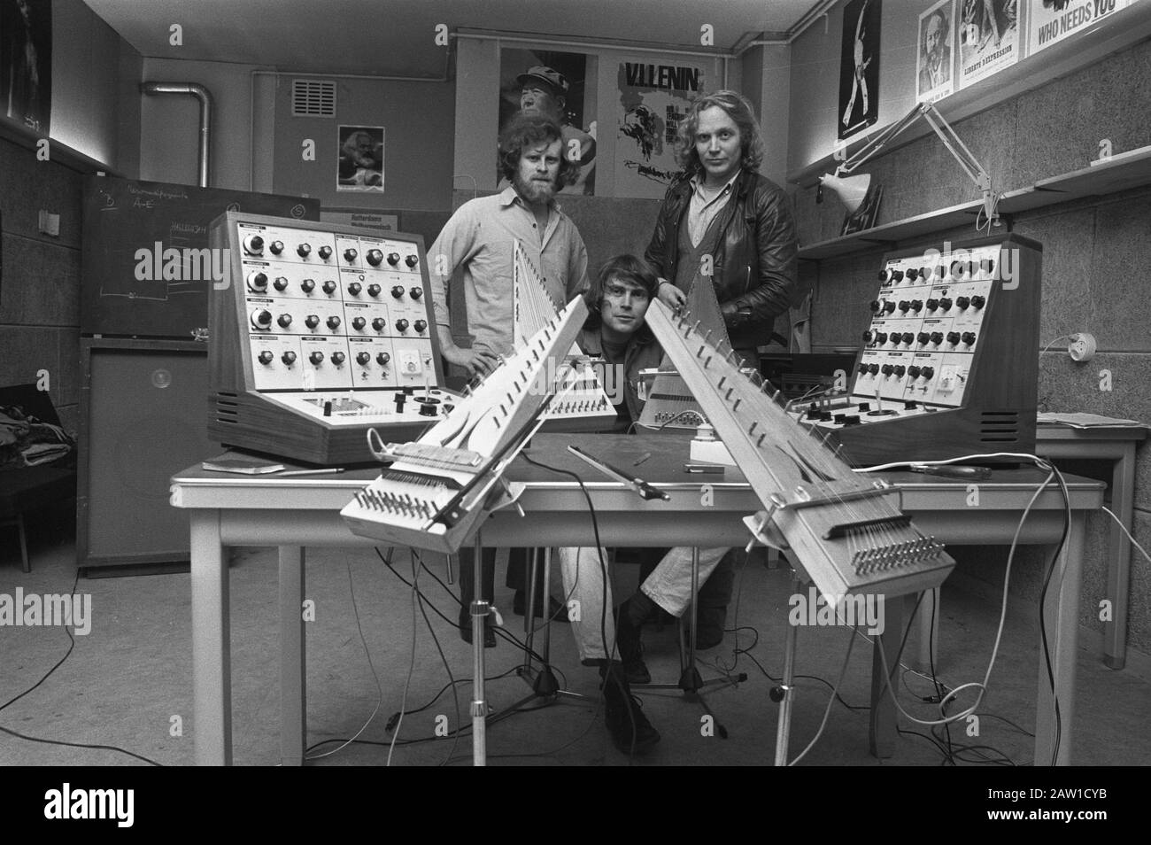 Mission Haagsche Courant, electronic studio Prinseneiland Date: November 25, 1971 Keywords: studios Person Name: Haagsche Courant Stock Photo