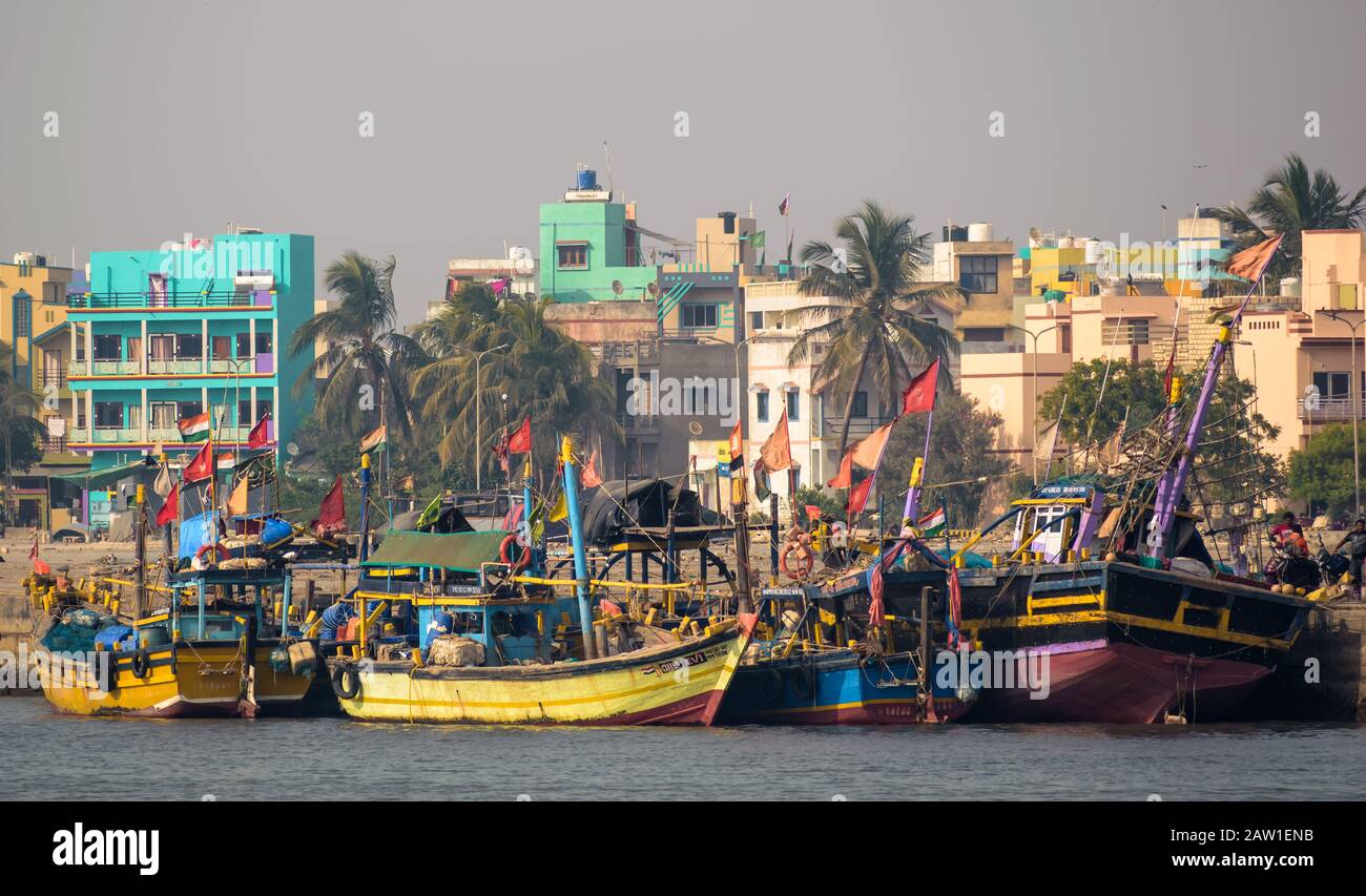 Idling boats hires stock photography and images Alamy