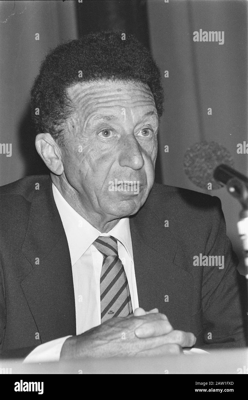 KLM presents Annual Report 1983; president Orlandini during presentation, heads Date: July 24, 1984 Keywords: presentations Person Name: Orlandini, S. Stock Photo